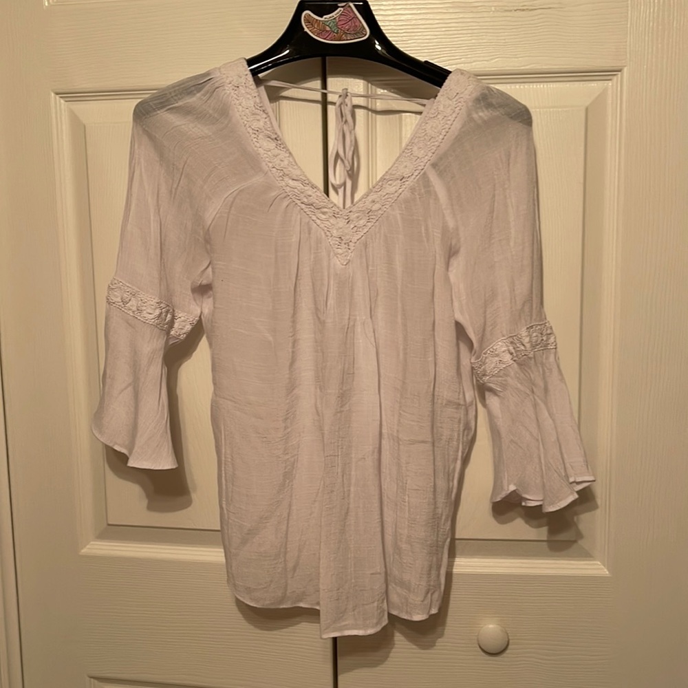 IZ Byer Boho flowy white top